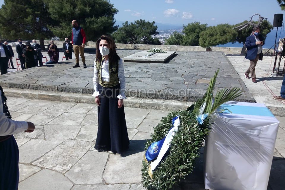 Το παραδοσιακό χειροποίητο γιλέκο της Γ. Αγγελοπούλου,είναι φτιαγμένο, στο εργαστήριο της -μόλις 21- ετών Μαρίας Σκουλά το οποίο βρίσκεται στο Ηράκλειο Κρήτης. -Φωτογραφία: zarpanews