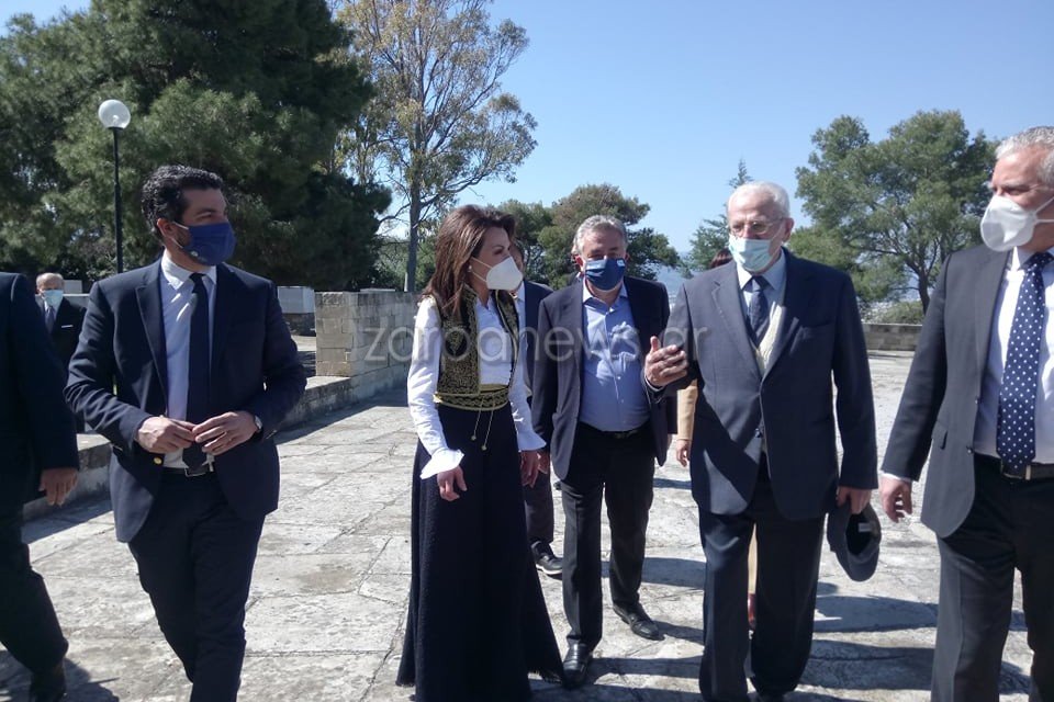 Για μια ακόμα φορά η πρόεδρος της Επιτροπής «Ελλάδα 2021» επέλεξε να εμφανιστεί με ένα παραδοσιακό χειροποίητο γιλέκο-Φωτογραφία: zarpanews