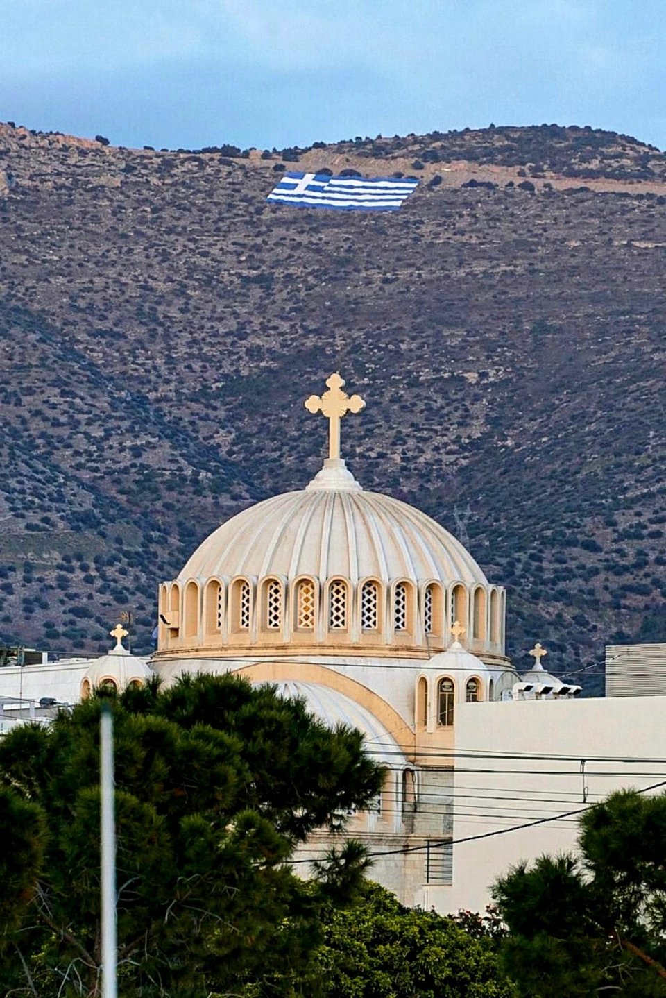 Η σημαία είναι ορατή από όλους τους κατοίκους της περιοχής