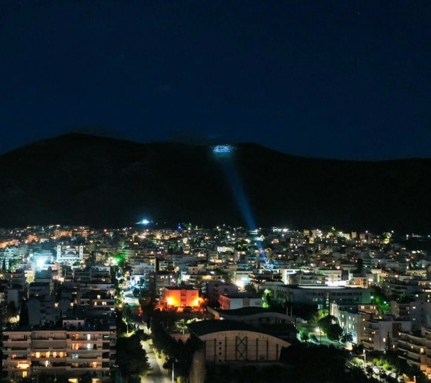 Το βράδυ φωτίζεται με προβολέα