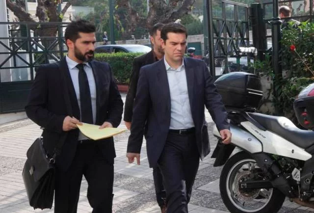 https://www.iefimerida.gr/sites/default/files/styles/in_article/public/article-images/2021-03/kalpadakis-tsipras.jpeg.webp?itok=4zZ_71in