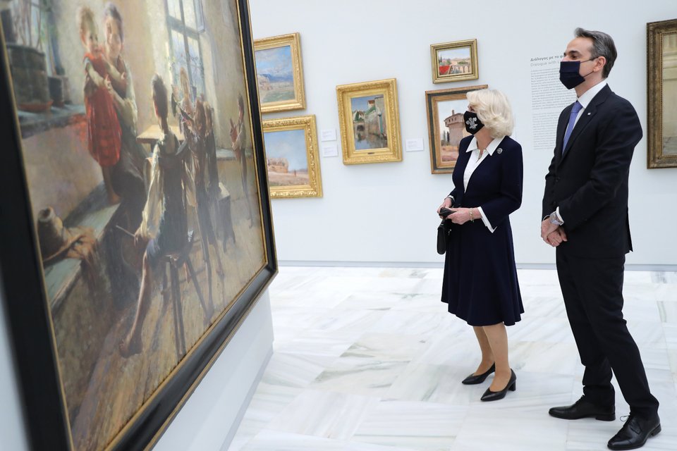 Η δούκισσα της Κορνουάλης, Καμίλα, με τον Ελληνα πρωθυπουργό Κυριάκο Μητσοτάκη στην Εθνική Πινακοθήκη -Φωτογραφία: Getty Images