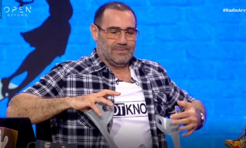 Ο Κανάκης κρατά πατερίτσες