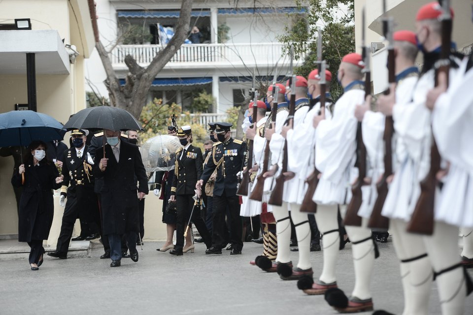 Ο πρίγκιπας Κάρολος με την ΠτΔ επιθεώρησαν την Προεδρική Φρουρά