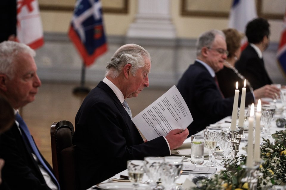 Ο πρίγκιπας Κάρολος ρίχνει μία τελευταία ματιά στην ομιλία του -Φωτογραφία: SOOC