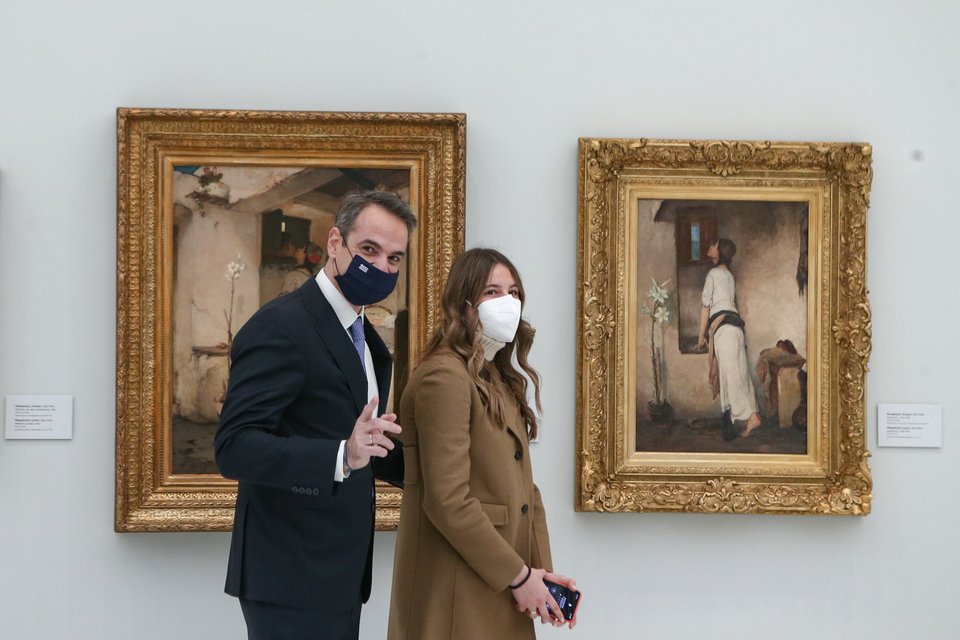 Ο Πρωθυπουργός με την κόρη του, Δάφνη Μητσοτάκη, στην Εθνική Πινακοθήκη