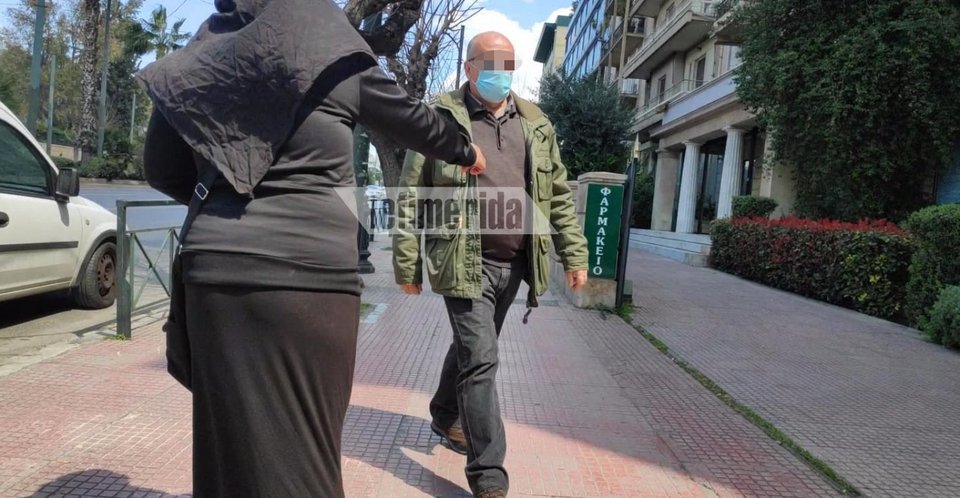 Μαϊμού μοναχές έξω από νοσοκομεία της χώρας