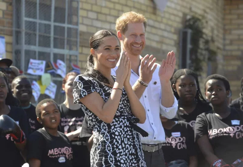 Η Μέγκαν Μάρκλ και ο πρίγκιπας Χάρι στην περιοδεία τους στη Νότια Αφρική χειροκροτούν