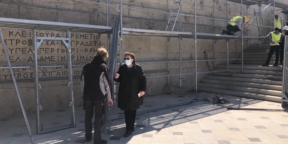 Λίνα Μενδώνη στο μνημείο του Αγνώστου στρατιώτη