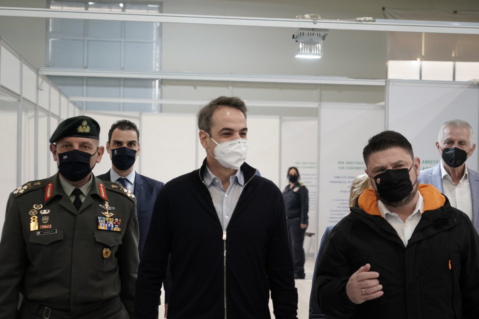 Ο Κυριάκος Μητσοτάκης με τον Νίκο Χαρδαλιά, τον Κωνσταντίνο Φλώρο και τον Μάριο Θεμιστοκλέους στο εμβολιαστικό κέντρο Περιστερίου / Φωτογραφία: Eurokinissi