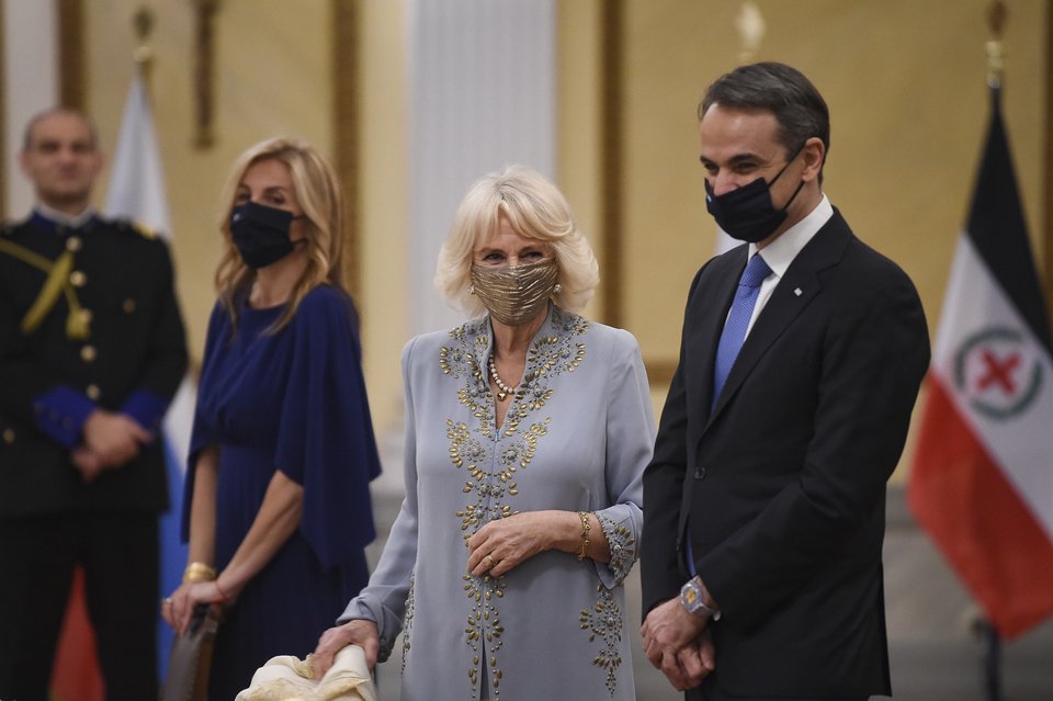 Ο Κυριάκος Μητσοτάκης και η Δούκισσα της Κορνουάλης -Φωτογραφία: AP