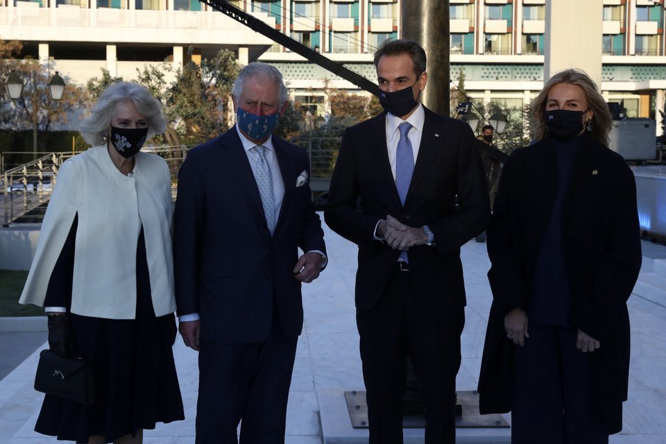 Η καθιερωμένη φωτογραφία πριν εισέλθουν στον χώρο της Πινακοθήκης -Φωτογραφία: AP