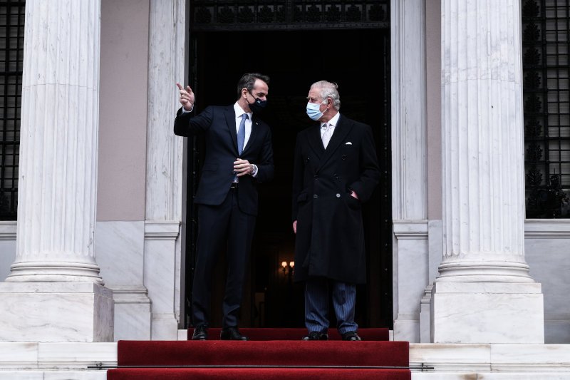 Μητσοτάκης και Κάρολος σε κοινή φωτογραφία έξω από το Μέγαρο Μαξίμου / Φωτογραφία: Eurokiniisi/ Τατιάνα Μπόλαρη