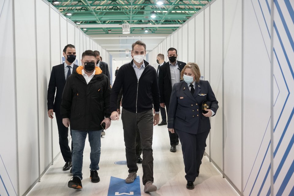 O Κυριάκος Μητσοτάκης με τον Νίκο Χαρδαλιά και τον Μάριο Θεμιστοκλέους στο εμβολιαστικό κέντρο Περιστερίου / Φωτογραφία: Eurokinissi