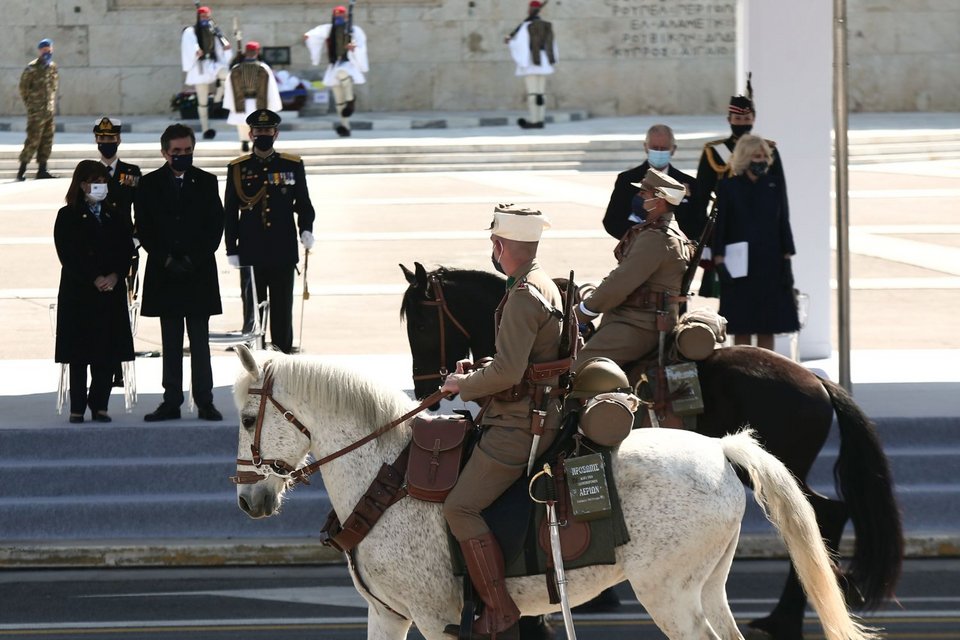 Εφιπποι περνούν μπροστά από την πρόεδρο της Δημοκρατίας και τον πρίγκιπα Κάρολο