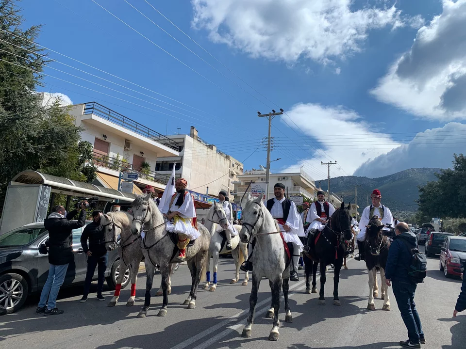 Παρέλαση εφίππων στους δρόμους της Γλυφάδας