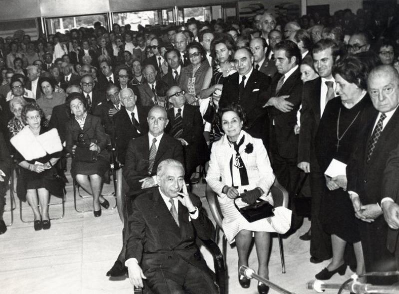 Ο Πρόεδρος της Δημοκρατίας Κωνσταντίνος Τσάτσος, ο Πρωθυπουργός Κωνσταντίνος Καραμανλής και η Ιωάννα Τσάτσου στα εγκαίνια του κτιρίου της Εθνικής Πινακοθήκης / Aρχείο Εθνικής Πινακοθήκης