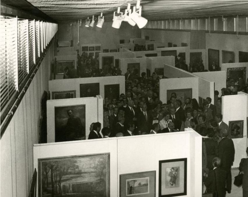 Πρωταφανής εικόνα -για τα σημερινά δεδομένα. Πλήθος επισήμων έχουν κατακλύσει την Εθνική Πινακοθήκη στα εγκαίνια του 1976 / Αρχείο Εθνικής Πινακοθήκης