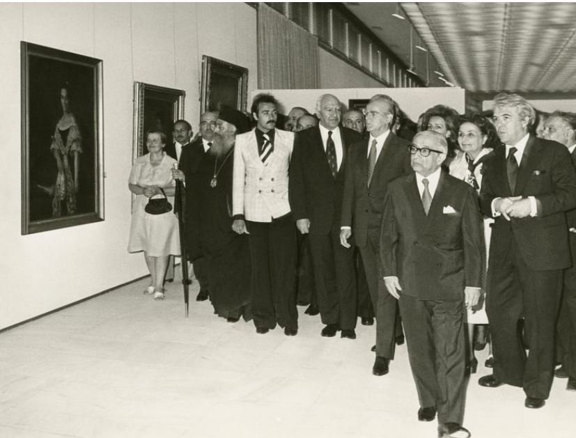 Πολιτική ηγεσία και επίσημη στην αίθουσα με τις προσωπογραφίες των μεγαλοαστικής Αθήνας / Αρχείο Εθνικής Πινακοθήκης.