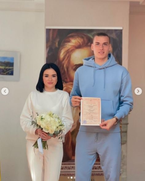 Το ζευγάρι ποζάρει ευτυχισμένο