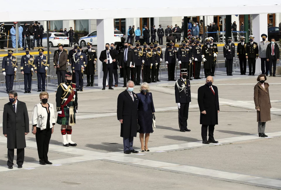 Στεφάνι στο Μνημείο του Αγνώστου Στρατιώτη κατέθεσε ο πρίγκιπας Κάρολος - παρών και ο ακόλουθός του με την παραδοσιακή σκωτσέζικη φούστα