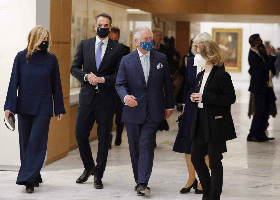Ο Κυριάκος Μητσοτάκης με τον πρίγκιπα Κάρολο και τις συζύγους τους -Φωτογραφία: AP