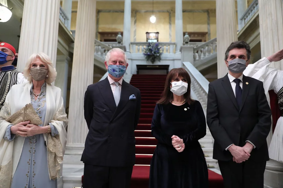 Ο πρίγκιπας Κάρολος, η δούκισσα της Κορνουάλης Καμίλα, η ΠτΔ Κατερίνα Σακελλαροπούλου και ο σύντροφός της Π. Κοτσώνης