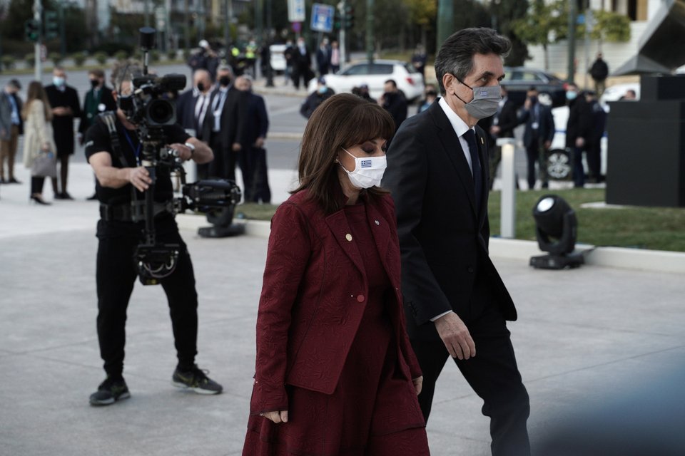 Η ΠτΔ με τον σύντροφό της προσέρχεται στην Εθνική Πινακοθήκη -Φωτογραφία: SOOC