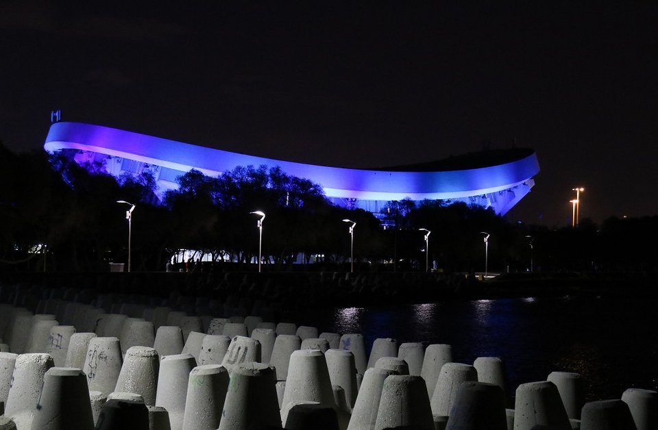 Το ΣΕΦ φωταγωγημένο στα γαλανόλευκα