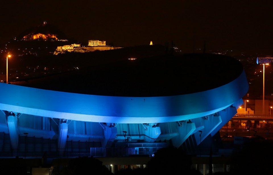 Το ΣΕΦ φωταγωγημένο στα γαλανόλευκα