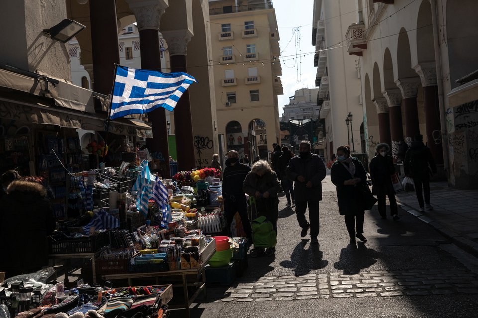 Σημαία και σημαιάκια σε υπαίθρια αγορά της Θεσσαλονίκης / Konstantinos Tsakalidis / SOOC