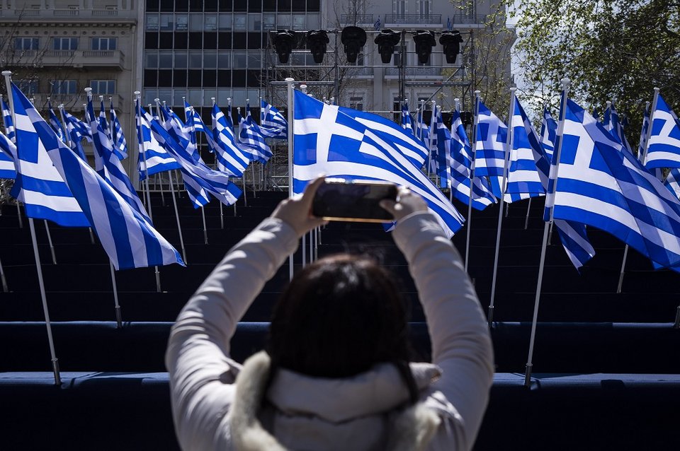 Πολίτης βγάζει φωτογραφίες τις σημαίες στο Σύνταγμα