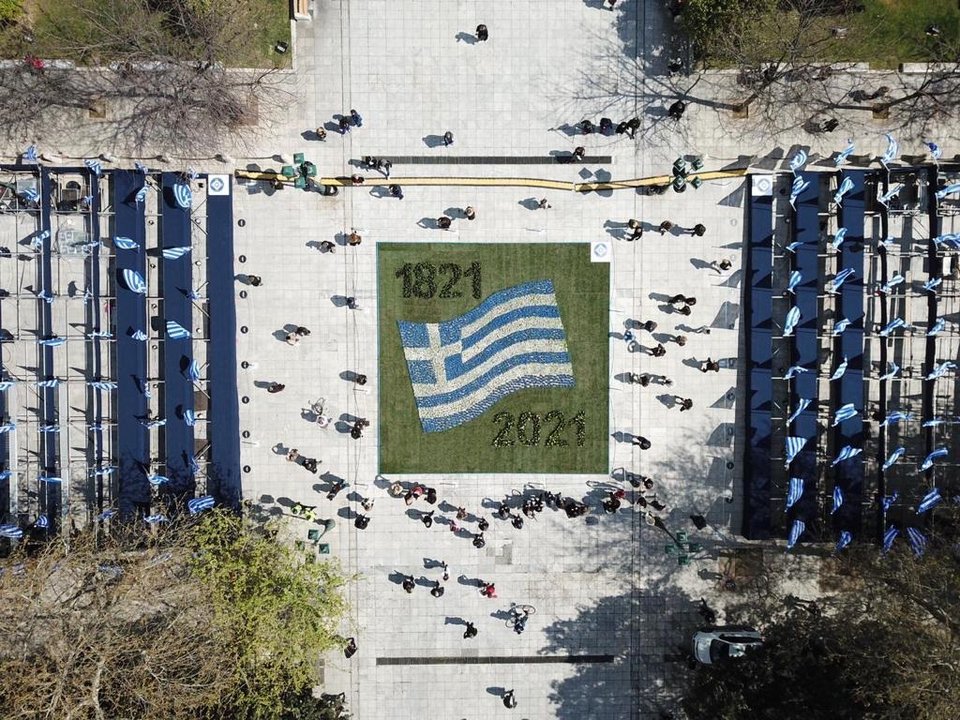Ελληνική σημαία σε γρασίδι στο Σύνταγμα