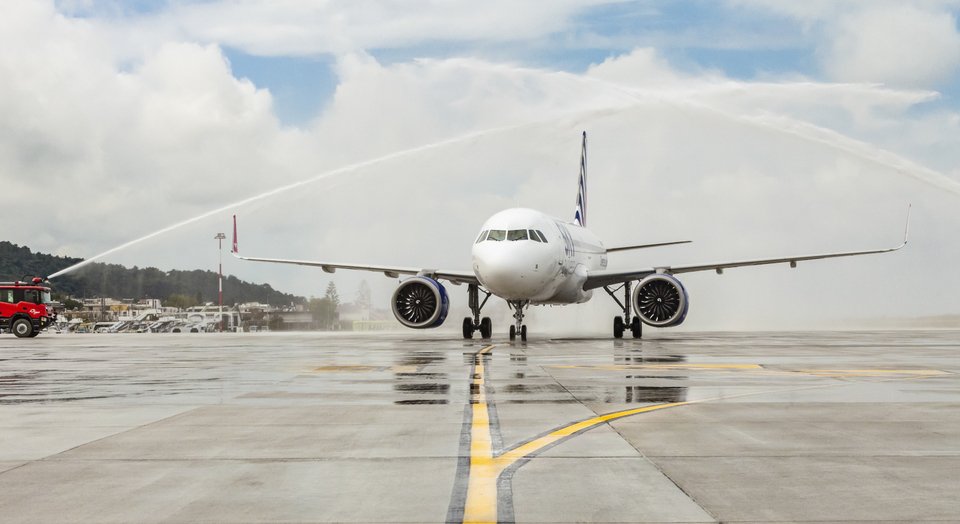 Αεροπλάνο της Sky Express στο αεροδρόμιο της Ρόδου