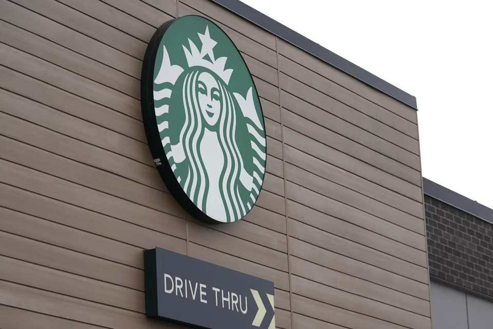 Το λογότυπο της Starbucks σε ένα κατάστημα drive thru