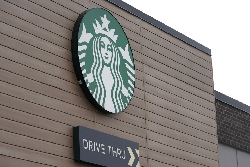 Το λογότυπο της Starbucks σε ένα κατάστημα drive thru