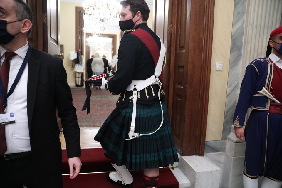Άνδρας από τη συνοδεία του Καρόλου με εντυπωσιακή παραδοσιακή ενδυμασία -Φωτογραφία: Intime News