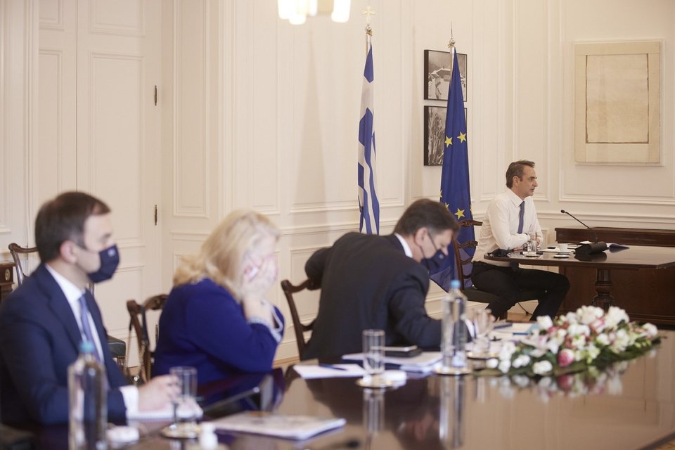 Ο Κυριάκος Μητσοτάκης και συνεργάτες του στην τηλεδιάσκεψη του Ευρωπαϊκού Συμβουλίου -Φωτογραφία: ΓτΠ ΠΑΠΑΜΗΤΣΟΣ ΔΗΜΗΤΡΗΣ