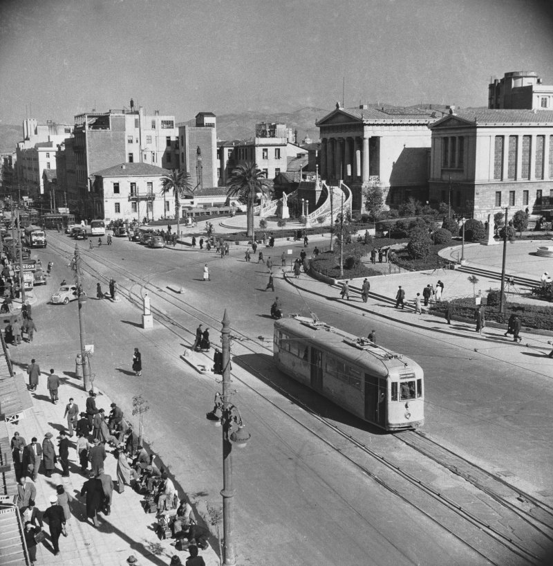 Τραμ σε μια από τις κύριες οδούς της Αθήνας μπροστά από το κτίριο της Εθνικής Βιβλιοθήκης