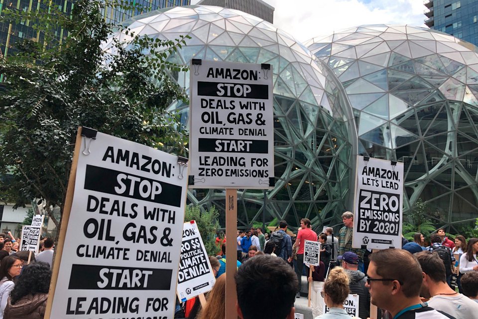 H Amazon έχει δεχθεί συχνά επικρίσεις για το αποτύπωμα άνθρακα από το ρεύμα που καταναλώνει, αλλά και από τα αεροσκάφη και στόλο οχημάτων που χρησιμοποιεί για τις παραδόσεις των παραγγελιών της