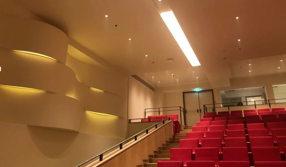 To αμφιθέατρο δημιουργήθηκε με δωρεά του Ιδρύματος Ωνάση