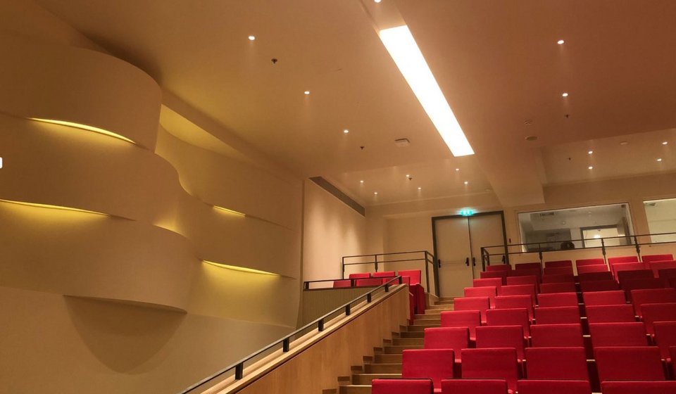 To αμφιθέατρο δημιουργήθηκε με δωρεά του Ιδρύματος Ωνάση