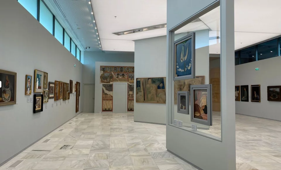 Η ειδική βιτρίνα για τα αμφιπρόσωπα έργα, αυτά δηλαδή που είναι ζωγραφισμένα και από τις δυο πλευρές