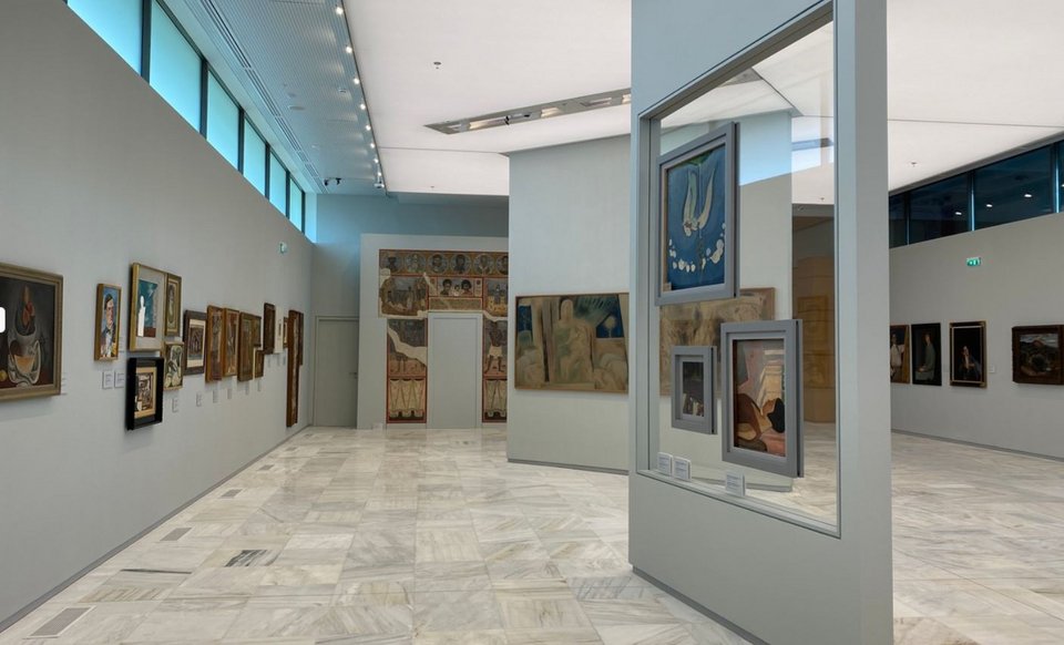 Η ειδική βιτρίνα για τα αμφιπρόσωπα έργα, αυτά δηλαδή που είναι ζωγραφισμένα και από τις δυο πλευρές