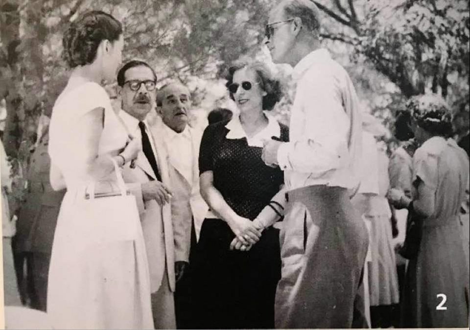 Σπάνια ανέκδοτη φωτογραφία που εξασφαλίσαμε από το αρχείο του Μουσείου Καποδίστρια στην Κέρκυρα. Ο Φίλιππος σε γεύμα που του παρατέθηκε στην Κουκουρίτσα, το 1950. Από αριστερά Μ. Μάνεση, Ν. Σορδίνας, Α.Λαβράνος, Ι. Σορδίνας και ο πρίγκιπας. Στο γεύμα τού μίλησαν στα Ελληνικά και απάντησε ότι καταλαβαίνει τα πάντα αλλά δεν μπορούσε να απαντήσει σε μια γλώσσα που οι στρατιωτικοί που τον συνόδευαν δεν μπορούσαν να κατανοήσουν.