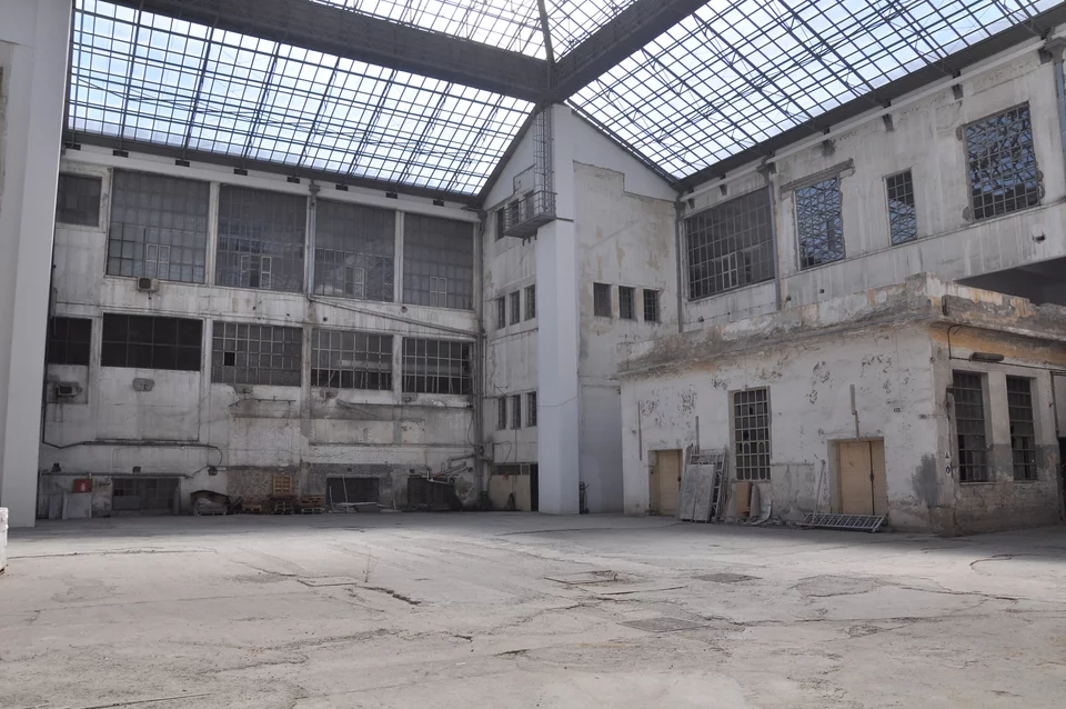 Ο χώρος του αιθρίου πριν τις εργασίες αναμόρφωσης. Πρώην Δημόσιο Καπνεργοστάσιο – Βιβλιοθήκη και Τυπογραφείο της Βουλής | Φωτογραφία © Φάνης Καφαντάρης | Ευγενική Παραχώρηση Βουλή των Ελλήνων και ΝΕΟΝ