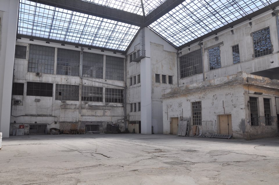 Ο χώρος του αιθρίου πριν τις εργασίες αναμόρφωσης. Πρώην Δημόσιο Καπνεργοστάσιο – Βιβλιοθήκη και Τυπογραφείο της Βουλής | Φωτογραφία © Φάνης Καφαντάρης | Ευγενική Παραχώρηση Βουλή των Ελλήνων και ΝΕΟΝ  