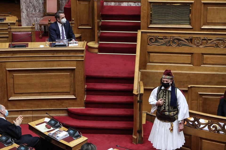 Ο Κυριάκος Μητσοτάκης στην έκθεση στη Βουλή/ Φωτογραφία: Eurokinissi