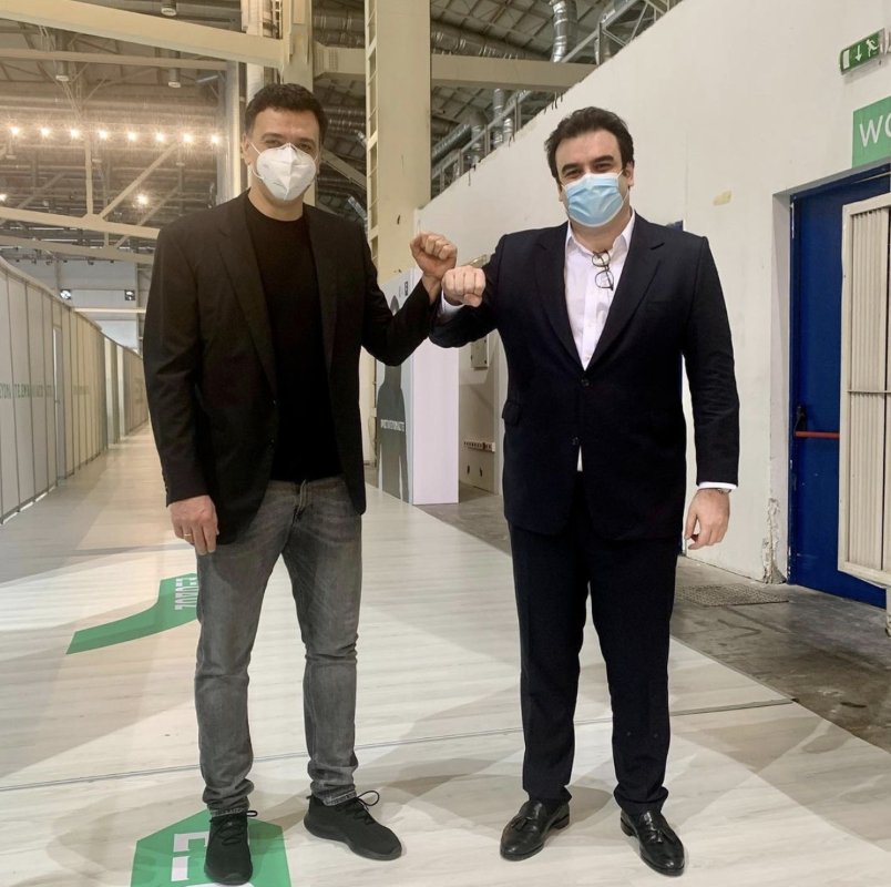 Κικίλιας και Πιερρακάκης στο Mega εμβολιαστικό κέντρο Ελληνικού