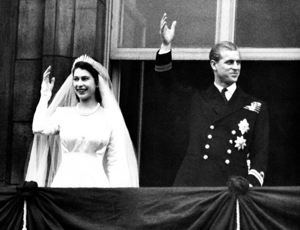 H Ελισάβετ και ο Φίλιππος χαιρετούν τα πλήθη στο Μπάκιγχαμ μετά τον γάμο τους. 20 Αυγούστου 1947 (AP Photo/File) 